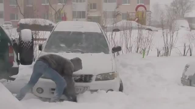 Watch Heavy Snowfall Hits Parts Of Russia Video