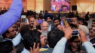 Watch Senior journalists going gaga for selfie with Modi Video