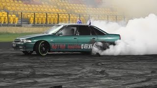 Watch MONSTER V8 COMMODORE BURNOUT RACE 4 REAL SYDNEY DRAGWAY Video
