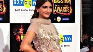 Watch Sonam Kapoor Hot At BIG Star Entertainment Awards 2015 Video