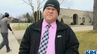 Watch Suspect Robs Minn. Bank During Live TV Report Video