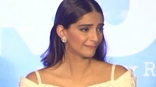 Watch Sonam Kapoor CRIES in PUBLIC | WATCH UNCUT VIDEO Video