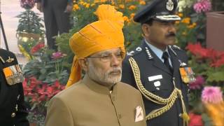 Watch PM Modi pays homage at Amar Jawan Jyoti, India Gate on Republic Day 2016 Video