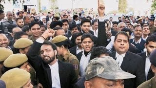 Watch Lawyers attack journalists at Patiala House Court. Snatch mobiles, delete videos Video