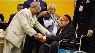 Watch Manoj Kumar Receives Phalke Award, Presents Idol To President Video