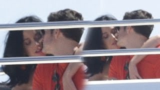 Watch SPOTTED : Orlando Bloom And Katy Perry KISSING On The Yacht Video
