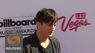 Watch Stars walk red carpet at Billboard Music Awards Video