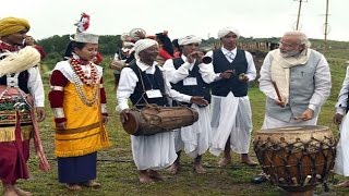 Watch Modi enthralls onlookers with his drumming skills Video