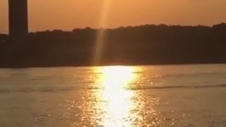 Watch Raw: Vintage Plane Crashes Into Hudson River Video
