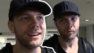 Watch Joel McHale Helps Our Photog OutÃ¢â‚¬Â¦Kind Of! Video
