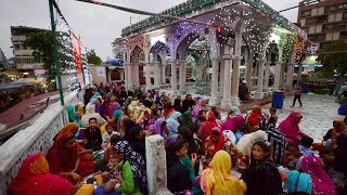 Watch 50000 Muslim men and women sign petition against triple talaq Video