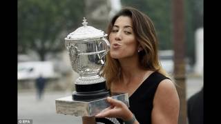 Watch Garbine Muguruza shows off her French Open trophy at a fountain in Paris as Billie Jean King heralds Video