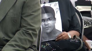 Watch Thousands Mourn Ali at Muslim Prayer Service Video