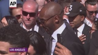Watch Judd Apatow marvels at sports stars' ESPY fashion Video