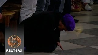 Watch Parisians pay tribute to Nice attack victims Video