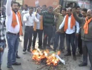 Watch Hindu yuva vahini ke karykartaon ka Akhilesh ke khilaf pradarshan Video