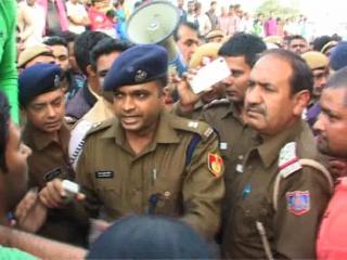Watch Chori Aur Lootpaat Ke Virodh Me Logon Ne Kiya Pardarshan (Delhi) Video