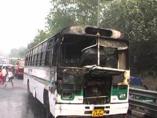 Watch Chalti Bus Me Lagi Aag, Driver Aur Svariyan Surakshit (Delhi) Video