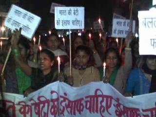 Watch Rape Pidita Ko Insaaf Dilane Ke Liye Delhi Me Nikala Gaya Candle March (Delhi) Video