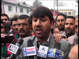 Watch Sarkar Ke Khilaf Garjay Adhyapak, Lal Chowk Me Pradarshan Video