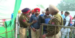 Watch Kaliyan Pagdi or Kali Jurab Pehne Logo Ki Sangat Darshan Mei Entry Bain ! Video
