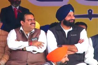 Watch Aakhirkar Maan Hi Gaye Majithiya Video