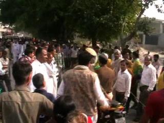 Watch Vivad Niptane Ko Baithi Panchayat Me Chale Laat-Ghuse, Kai Ghayal Video
