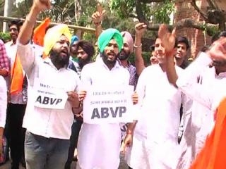 Watch 1984 à¤•à¥‡ à¤¦à¤‚à¤—à¥‹à¤‚ à¤•à¥‹ à¤²à¥‡à¤•à¤° à¤µà¤¿à¤µà¤¾à¤¦à¤¿à¤¤ à¤¬à¥à¤¯à¤¾à¤¨ à¤¦à¥‡à¤¨à¥‡ à¤ªà¤° à¤•à¤¨à¥à¤¹à¥ˆà¤¯à¤¾ à¤•à¥‡ à¤–à¤¿à¤²à¤¾à¤« à¤ªà¥à¤°à¤¦à¤°à¥à¤¶à¤¨ Video