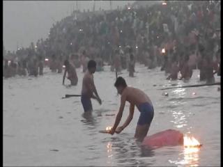 Watch Ganga Snaan Mele Mein Purvajon Ki Antimshanti Ke Liye Hota Hai Deep Daan Video