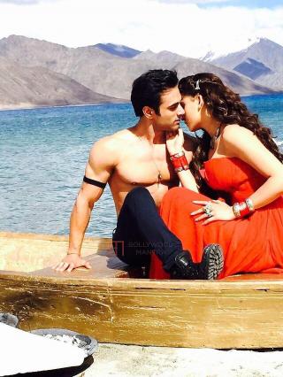 Watch Watch Public Movie Review : Sanam Re Video