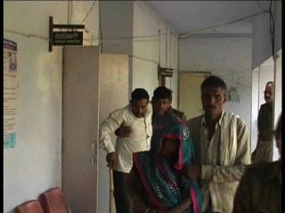 Watch Sapa Sarkar Kay Davo Ki Khuli Pol Ghar Main Ghus Ki Marpit, Mhila Ka Hua Gharbpat Video