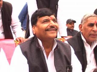 Watch Amir ko Shivpal ka nayota, kaha-UP akar rahe Video