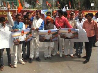 Watch Rahat indauri ke nishane par amir khan aur modi Video