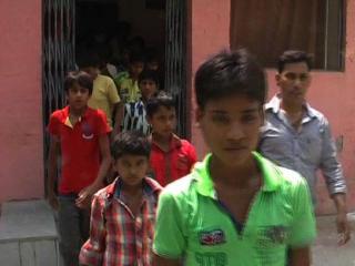Watch à¤ªà¥à¤²à¤¿à¤¸ à¤¨à¥‡ à¤•à¤°à¤¾à¤¯à¤¾ à¤¬à¤¾à¤² à¤¶à¥à¤°à¤®à¤¿à¤•à¥‹à¤‚ à¤•à¥‹ à¤®à¥à¤•à¥à¤¤, 18 à¤˜à¤‚à¤Ÿà¥‡ à¤•à¤°à¤¾à¤¯à¤¾ à¤œà¤¾ à¤°à¤¹à¤¾ à¤¥à¤¾ à¤•à¤¾à¤® Video