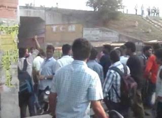 Watch à¤¡à¥€à¤®à¥à¤¡ à¤¯à¥‚à¤¨à¤¿à¤µà¤°à¥à¤¸à¤¿à¤Ÿà¥€ à¤®à¥‡à¤‚ à¤®à¤¾à¤°à¤ªà¥€à¤Ÿ, 18 à¤…à¤«à¤—à¤¾à¤¨à¥€ à¤›à¤¾à¤¤à¥à¤° à¤¸à¤¸à¥à¤ªà¥‡à¤‚à¤¡ Video