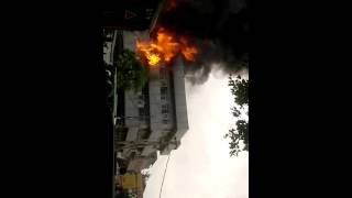 Watch very dangerous fire in Hero & yamaha bike showroom in delhi Video