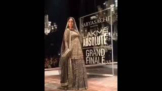 Watch The Super Hottest Would Be Mom Kareena Kapoor Walks The Ramp At Lakme Fashion Week Video