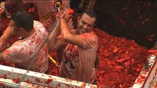 Watch Crowds pelted with tomatoes at Spain's Tomatina festival Video
