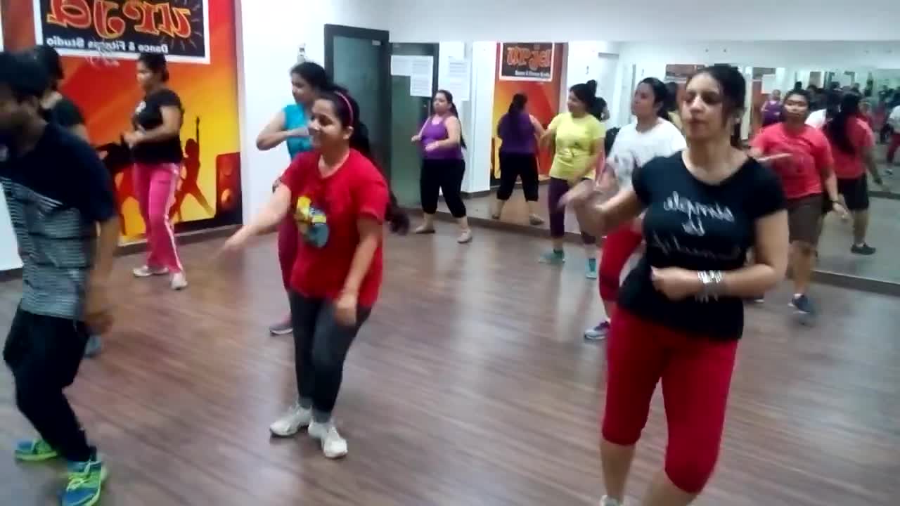 Watch Yo Yo Rajat Zumba classes with students Video