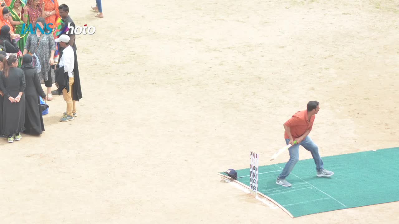 Watch Meet Cricketer Akshay Kumar Video