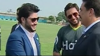 Watch Raheel Shareef Playing Cricket With Shahid Afridi Video