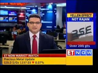 Watch Rupee strengthens against dollar, crude rallies in trade Video