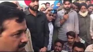 Watch kejriwal pahuche punjab bank ki line mein lage logo se mile modi ke baare mein kaha Video