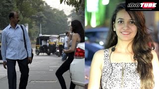 Watch Hot Girl Giving Flying Kiss Video