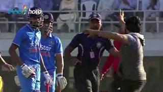 Watch Fan touches Dhoni's feet during warm-up match vs England Video