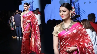 Watch KAABIL Girl Urvashi Rautela In Saree At Lakme Fashion 2017 - KAABIL Video