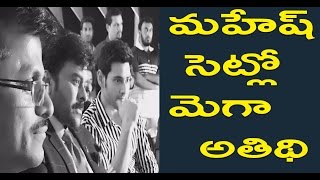 Watch à°®à°¹à±‡à°·à± à°¸à±†à°Ÿà±à°²à±‹ à°®à±†à°—à°¾ à°…à°¤à°¿à°¥à°¿;Chiranjeevi Visits Mahesh Babu and Murgudoss movie sets Video