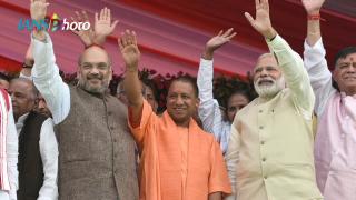 Watch Modi-Mulayam bonhomie, Akhilesh looks on Video