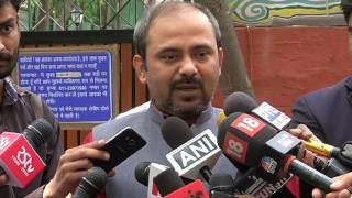 Watch Aap Delhi Convener Briefs Media on how Manoj Tiwari is Insulting a Lady Teacher in Front of Everyone Video