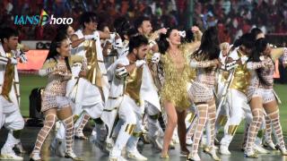 Watch IPL 10 Opening- Amyâ€™s GOLDEN Glamorous look Video